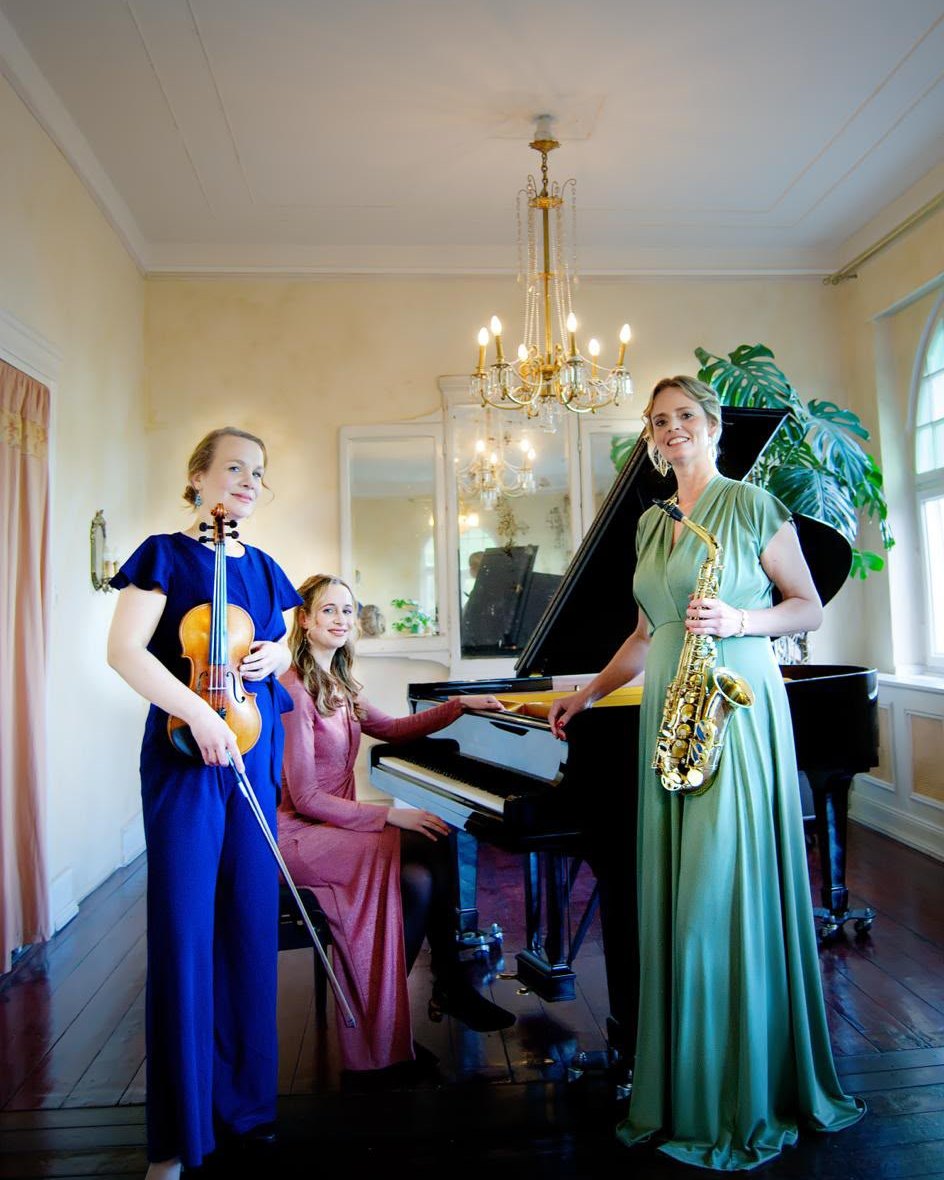 Elisabeth Moog, Laura Pitz und Greta Schaller am Flügel