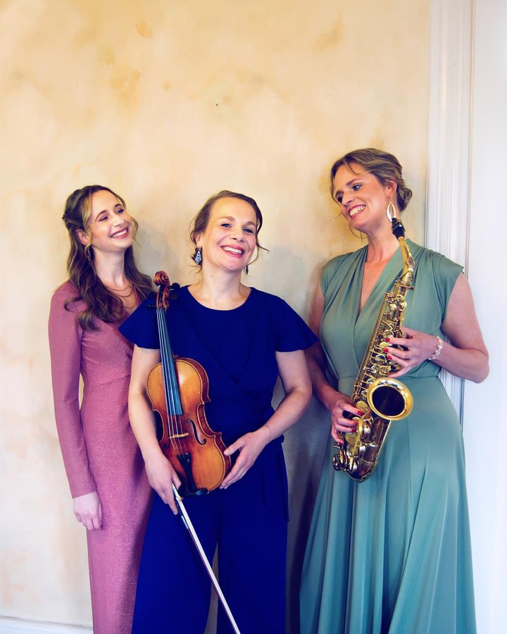 Laura Pitz, Elisabeth Moog und Greta Schaller lachend mit Violine und Saxophon