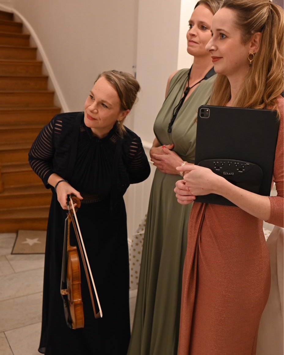 Elisabeth Moog, Greta Schaller und Laura Pitz bei einem Hauskonzert